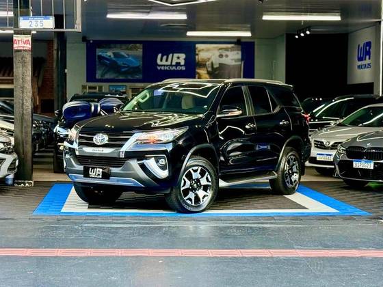 TOYOTA HILUX SW4 2.8 SRX DIAMOND 4X4 7 LUGARES 16V TURBO INTERCOOLER DIESEL 4P AUTOMÁTICO TOYOTA HILUX SW4 2.8 SRX DIAMOND 4X4 7 LUGARES 16V TURBO INTERCOOLER DIESEL 4P AUTOMÁTICO